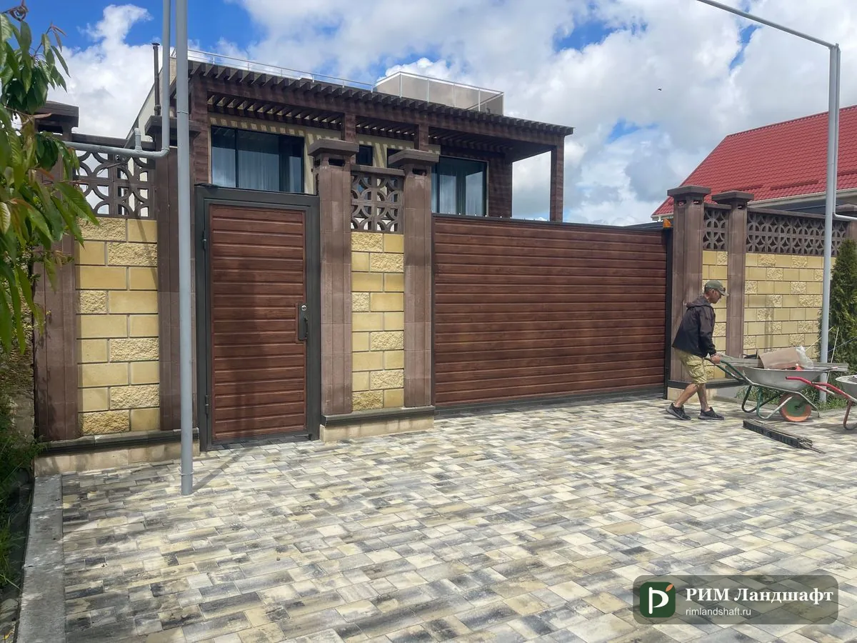 Укладчик тротуарной плитки за работой в Симферополе