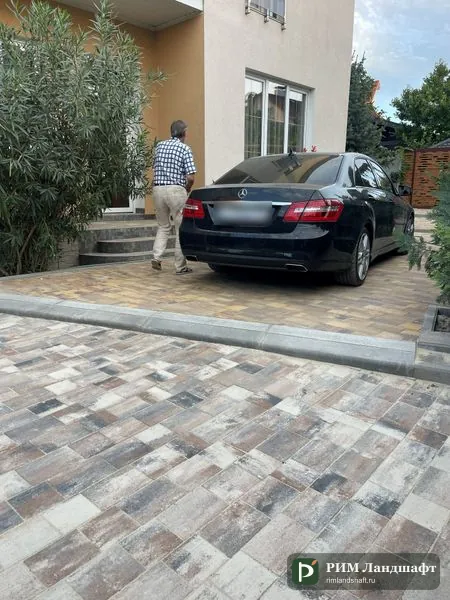 Укладка тротуарной плитки в Севастополе: площадка у дома с местом для машины