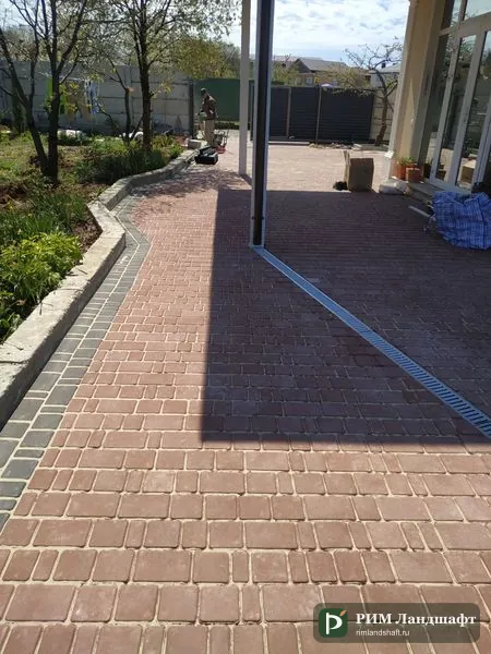 Укладка тротуарной плитки — дорожка вдоль дома с бордюром, наша работа