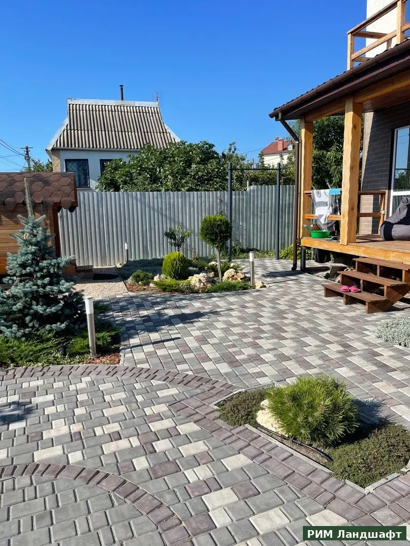 Тротуарная плитка с узором во дворе — укладка плитки на участке в Крыму