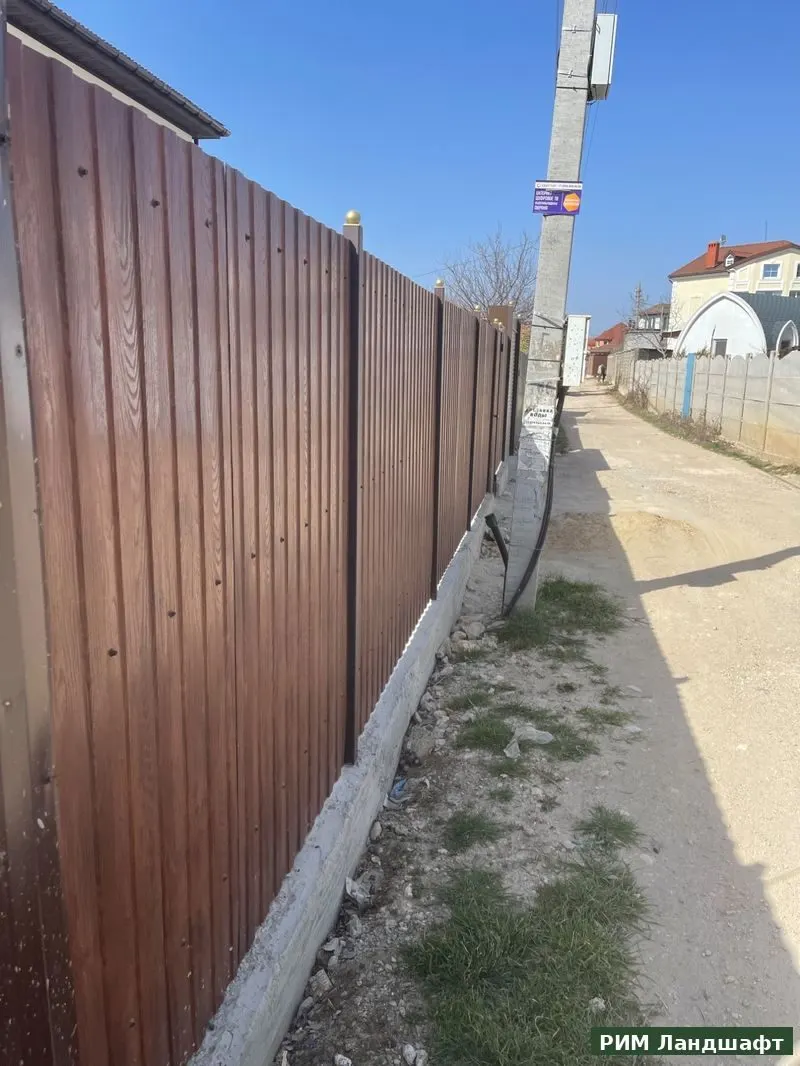 Забор из профлиста под дерево на бетонном фундаменте — Севастополь
