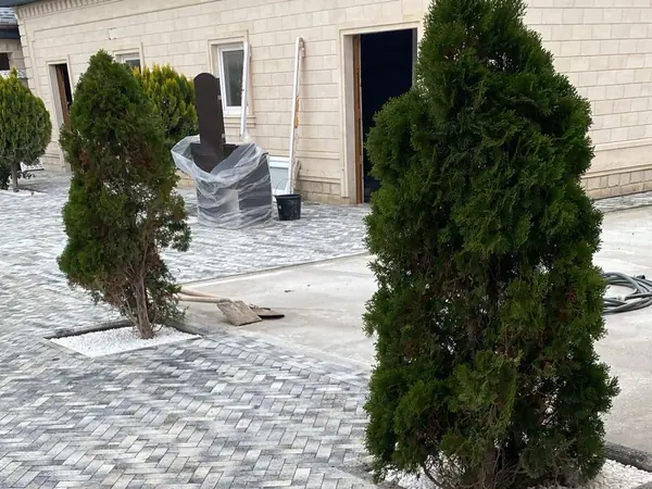 «Паркет» в укладке — двор частного дома, раскладка ёлочкой, цвет серый, фото 2
